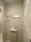 トイレにオーダーミラーとたけひごのホワイトを市松貼りで