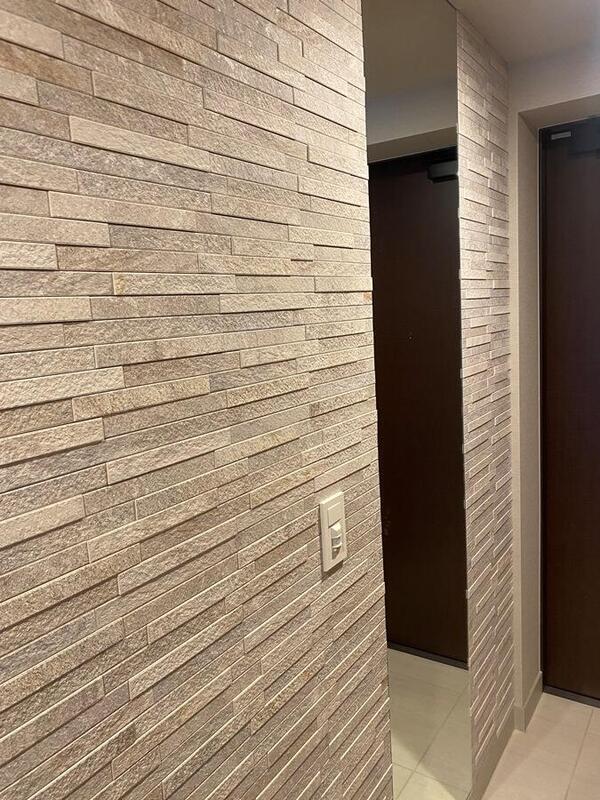 玄関にオーダーミラーとディニタのホワイト