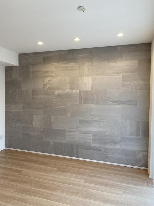 リビングにストーングレースのグレーを馬貼りで