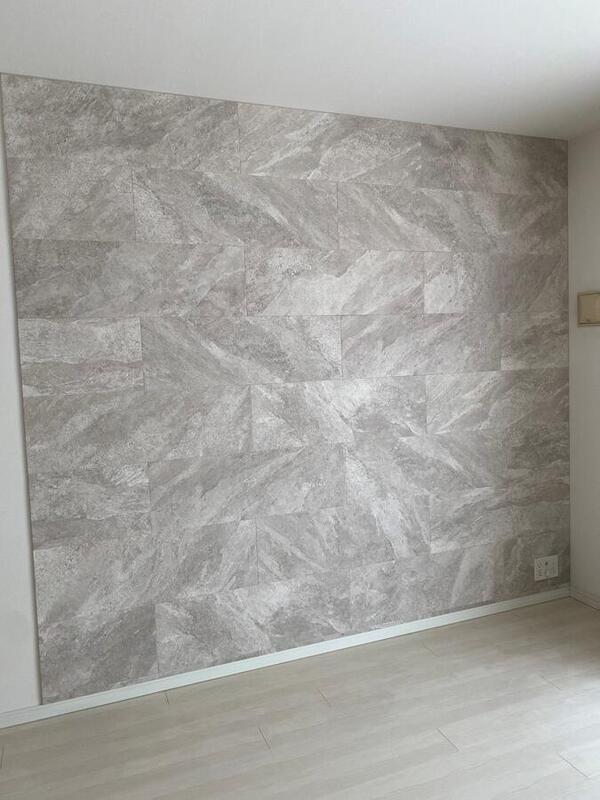 リビングにマジェスティックストレートのアイボリーを馬貼りで