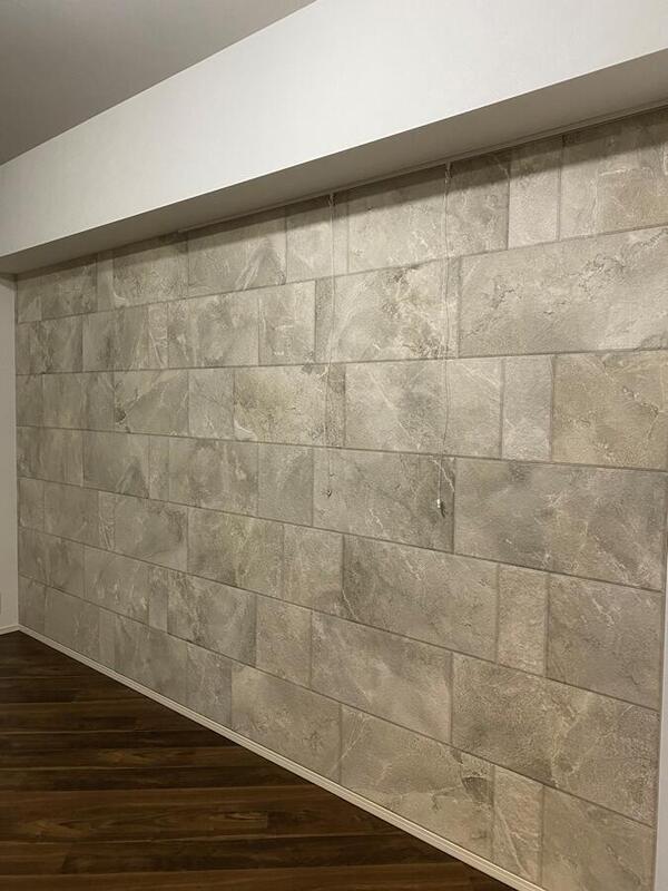 リビングにピクチャーレールとサンティエのアイボリー