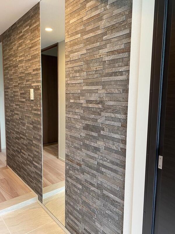 玄関にオーダーミラーとディニタのダークグレー