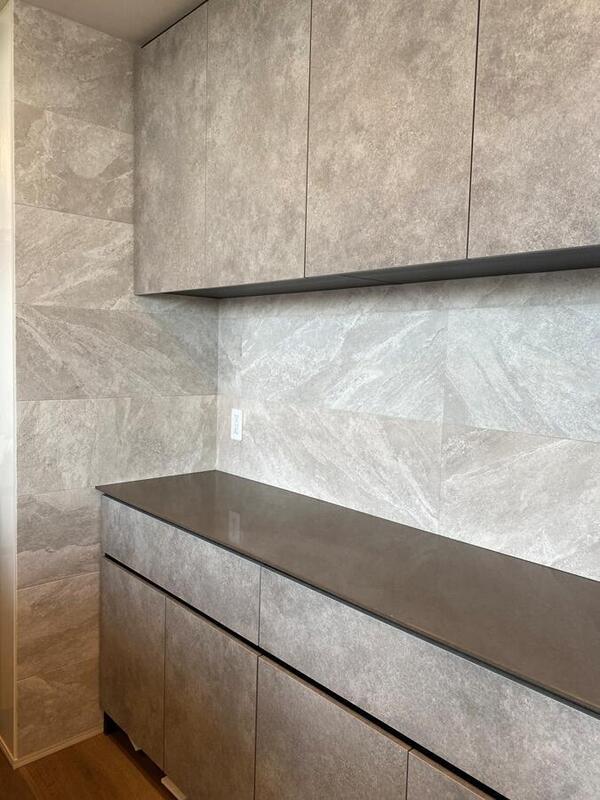 キッチンバックにマジェスティックストレートのアイボリー