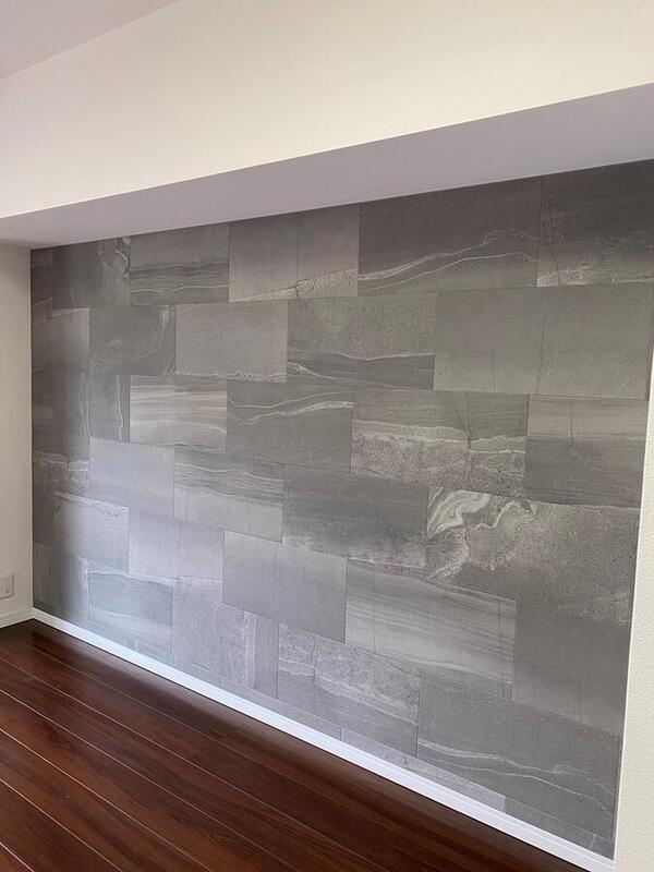 リビングにストーングレースのダークグレーを馬貼りで