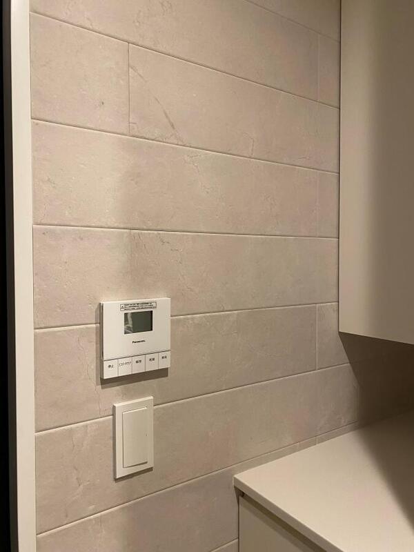 洗面室にアンティークマーブルのアイボリー