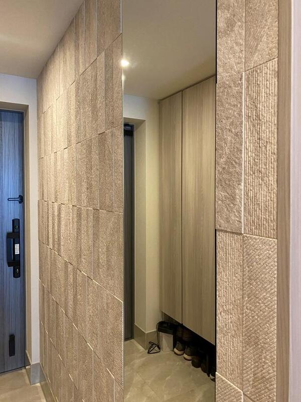 玄関にオーダーミラーとリブスレートのアイボリー