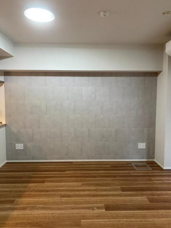 リビングにファインベースのグレーを馬貼りで