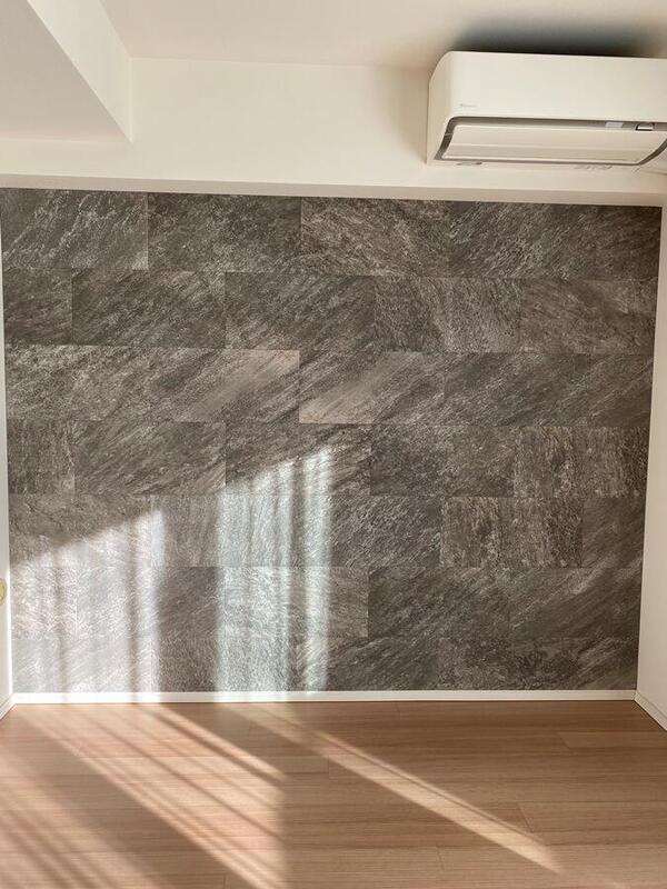 リビングにグランクォーツのダークグレーを馬貼りで