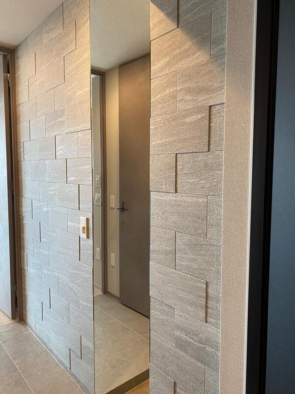 玄関にオーダーミラーとヴァルスロックのグレー