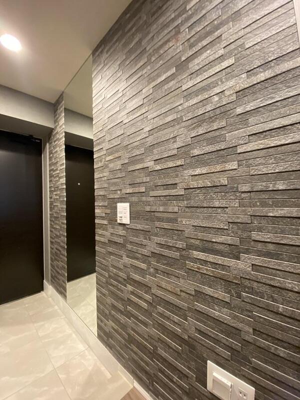 玄関にオーダーミラーとディニタのダークグレー