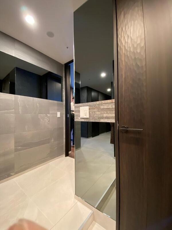 廊下にオーダーミラーとストーングレースのダークグレー