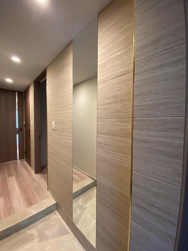 玄関にオーダーミラーとネオトラバーチンのベージュ