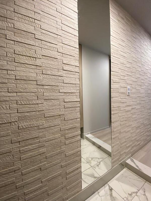 玄関にオーダーミラーとルドラNXのホワイト