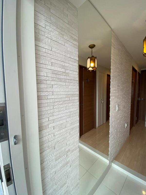 玄関にオーダーミラーとルドラNXのホワイト