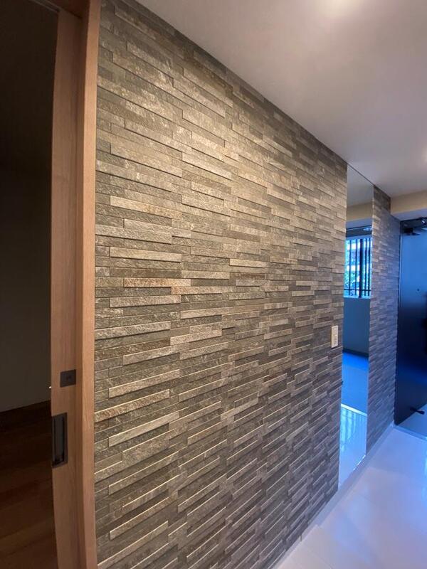 玄関にオーダーミラーとディニタのダークグレー