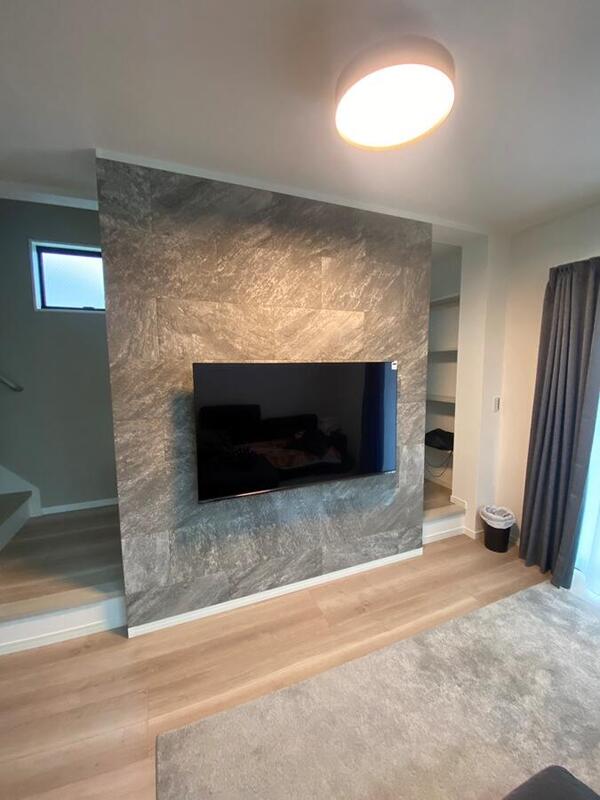 リビングにグランクォーツのダークグレーを馬貼りで