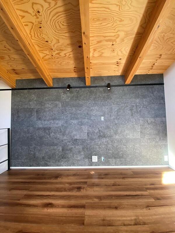 リビングにディープバサルトのダークグレー