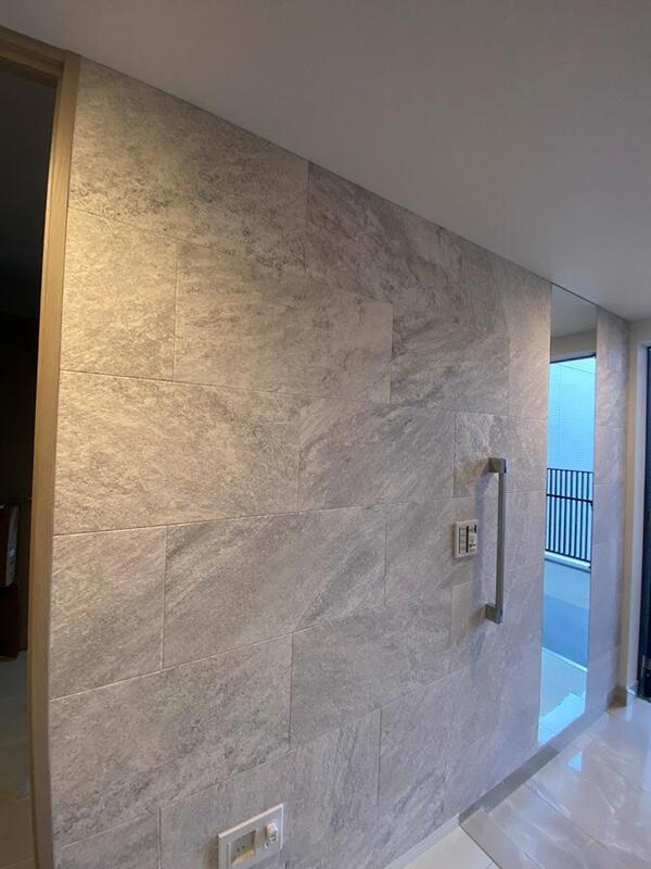 玄関にオーダーミラーとグランクォーツのライトグレーを馬貼りで